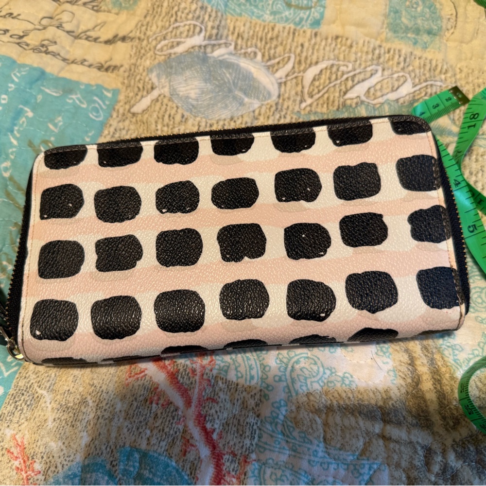 Kate Spade Black and Cream Wallet with Chic Pattern